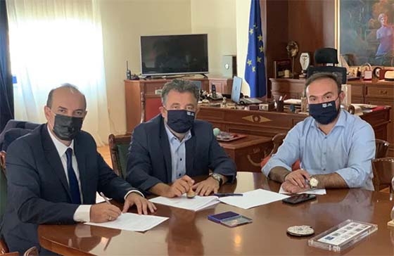 Στιγμιότυπο από την υπογραφή σύμβασης.